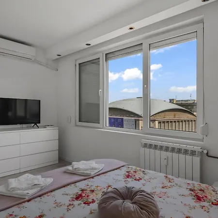 Quiet Ruby Horizon Bucarest